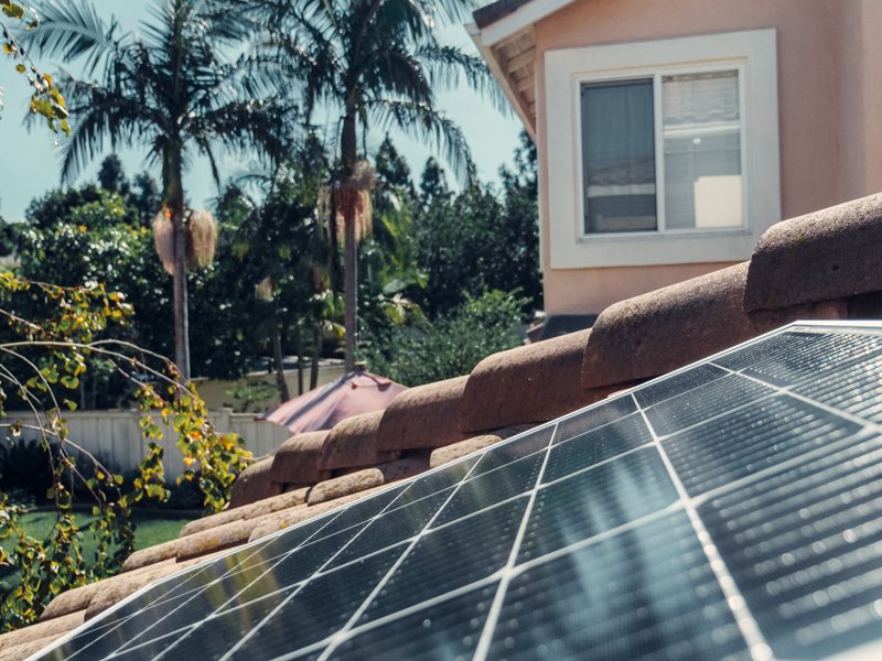 Müstakil ev çatısına kurulmuş on-grid güneş enerjisi sistemi