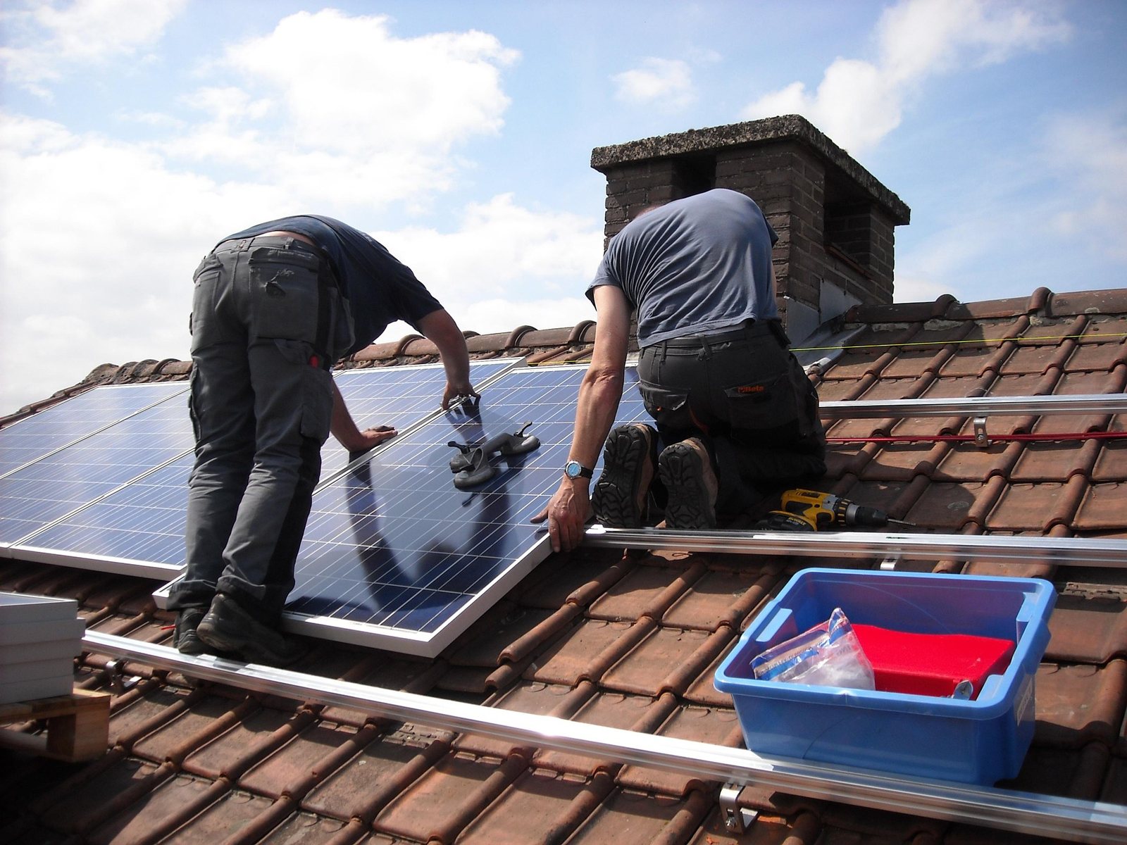 Solar Pazaryeri ekibi çatıda güneş paneli montajı yaparken